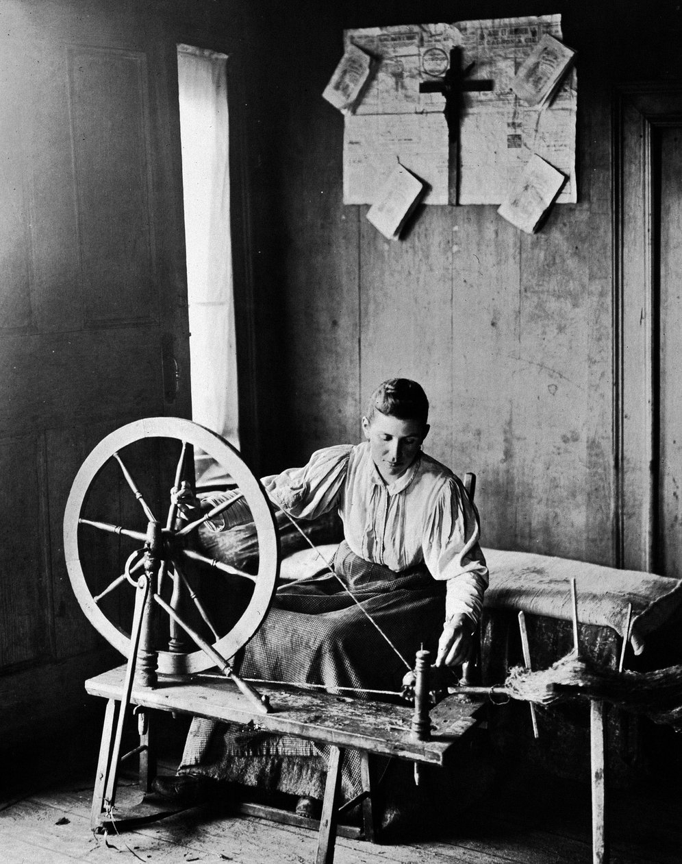 Tecelagem artesanal por Nortman, por volta de 1890. de Unknown photographer
