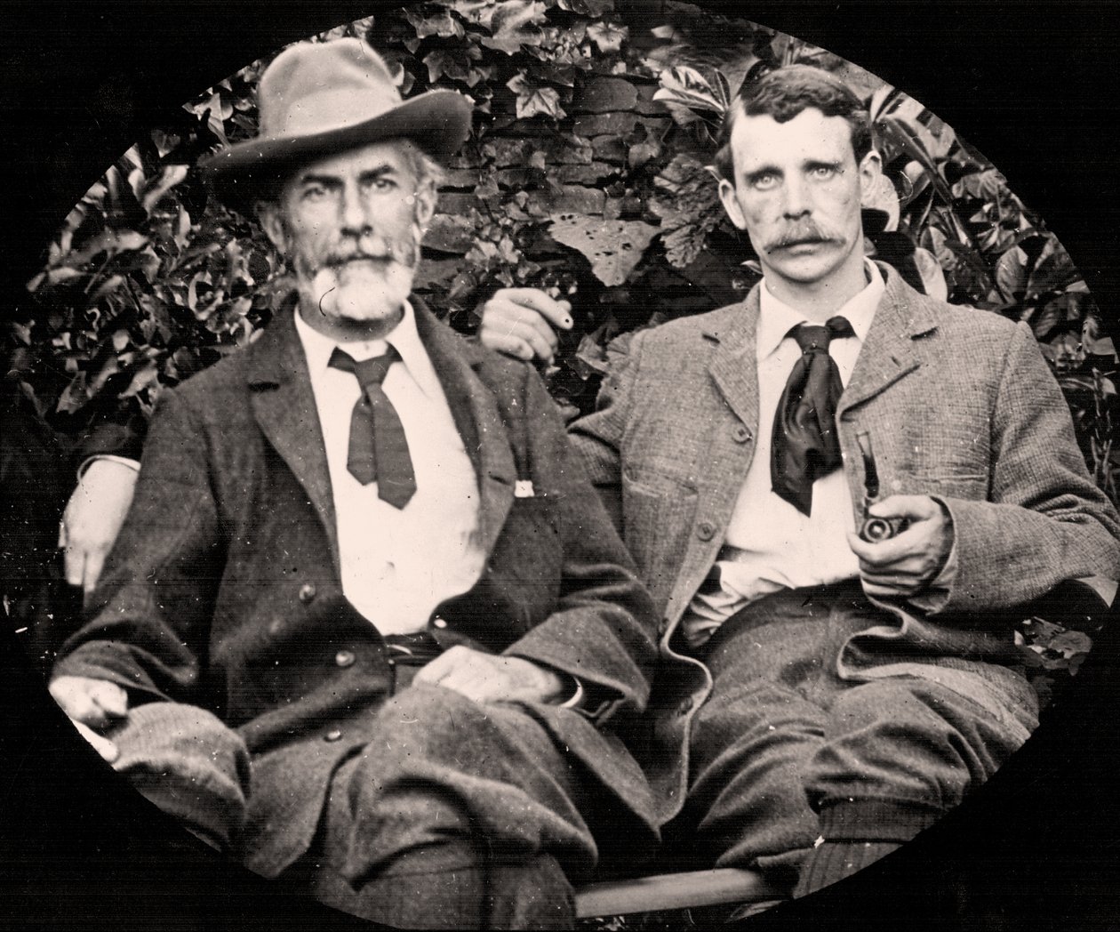 Edward Carpenter e o seu sócio George Merrill, c.1900 (fotografia a preto e branco) de Unknown photographer