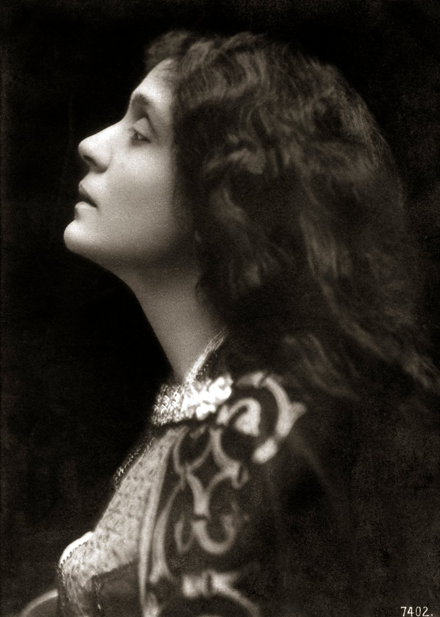 Eleonora Duse - perfil do retrato de Unknown photographer