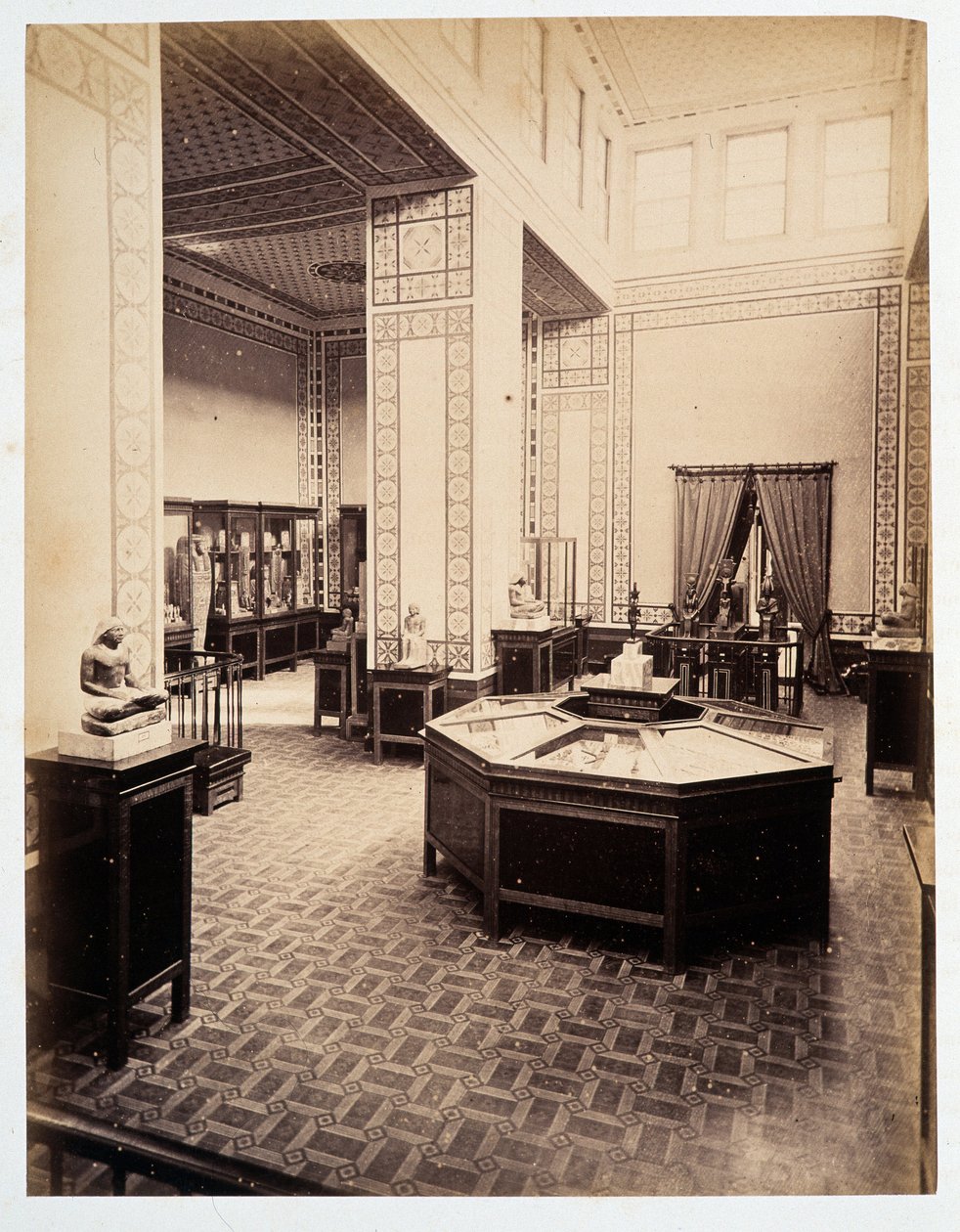 Sala de exposições - no "Álbum de fotografias do 1º Museu do Cairo" fundado por Auguste Mariette Bey de Unknown photographer