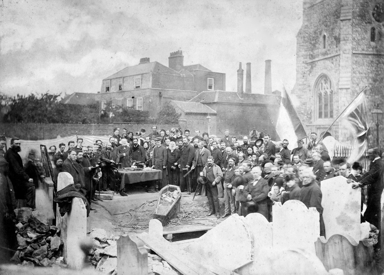 Exumação do corpo de Ugo Foscolo no cemitério de Chiswick em 1871 - foto atelier Fratelli Caldesi - Exumação do corpo de Ugo Foscolo no cemitério de Chiswick em 1871 de Unknown photographer