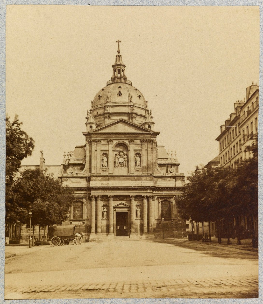 Fachada da capela da Sorbonne, Paris, c.1875-1925 (fotografia a preto e branco) de Unknown photographer