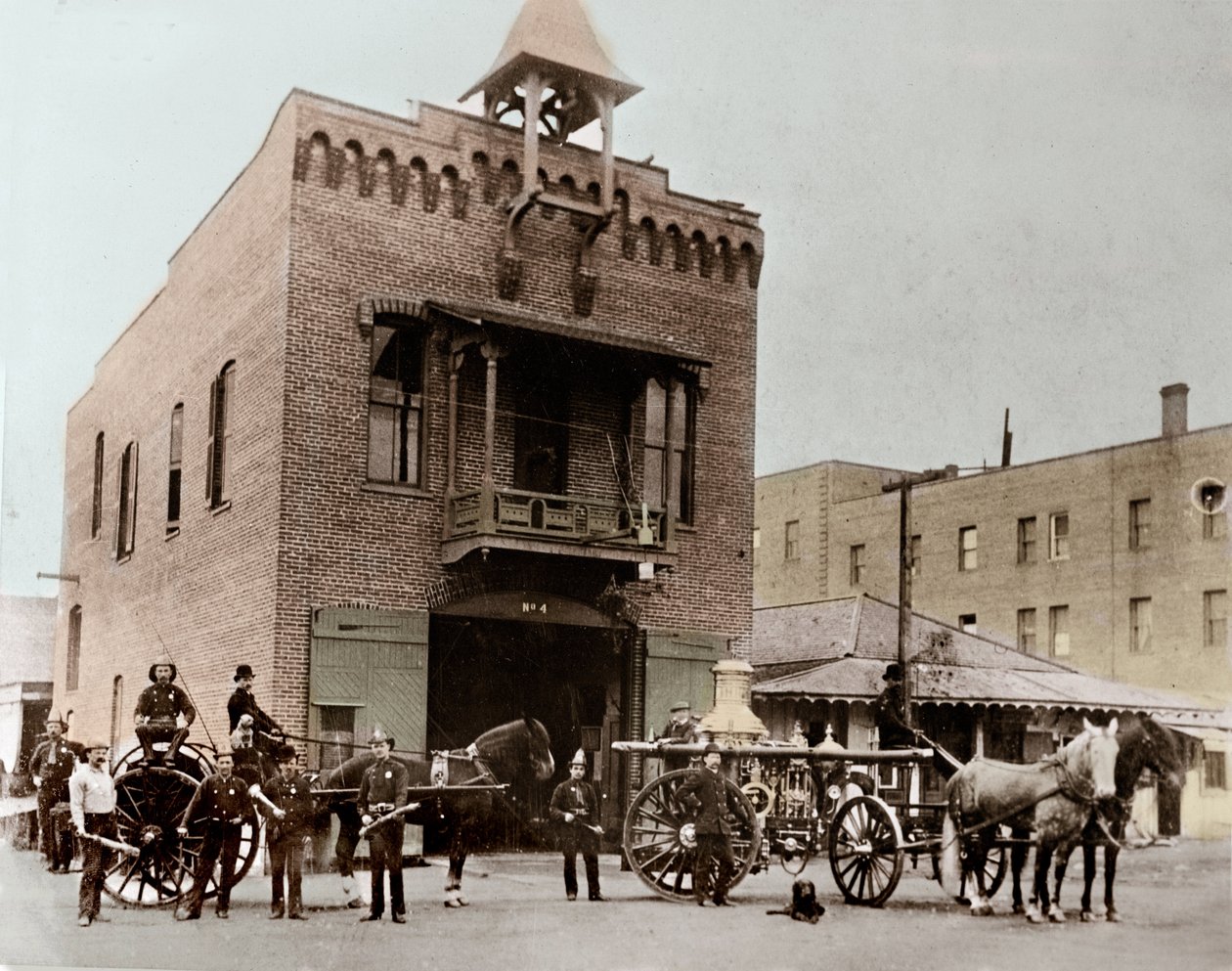 Bombeiros a posar fora do quartel, Los Angeles. Califórnia, EUA. 1887. Fotografia de Unknown photographer