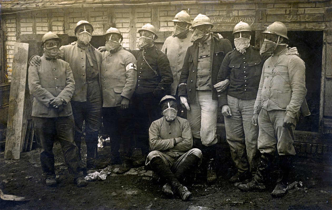 Primeira Guerra Mundial 1914-1918 (14-18): grupo de soldados franceses e aliados posando para fotografia em frente ao seu casematte. Todos usam uma máscara de gás - Fotografia anónima sem data - de Unknown photographer