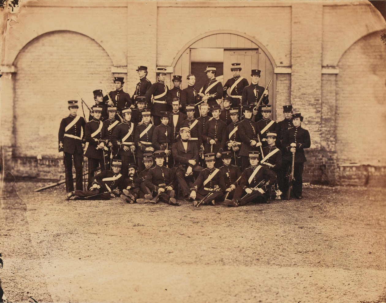 Quarto Termo, Seminário Militar da Companhia das Índias Orientais, Addiscombe, Junho de 1857" (foto a p/b) de Unknown photographer