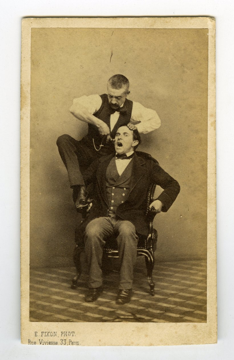 França, Fotografia profissional de um dentista que extrai dentes de Unknown photographer