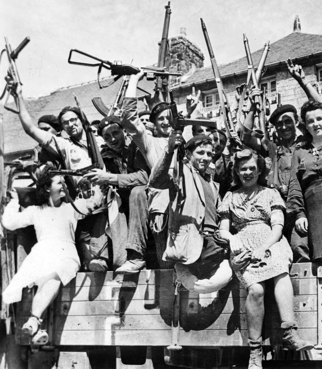 Franco-atiradores partidários franceses a libertar uma aldeia na Normandia, junho-julho de 1944 (fotografia a preto e branco) de Unknown photographer