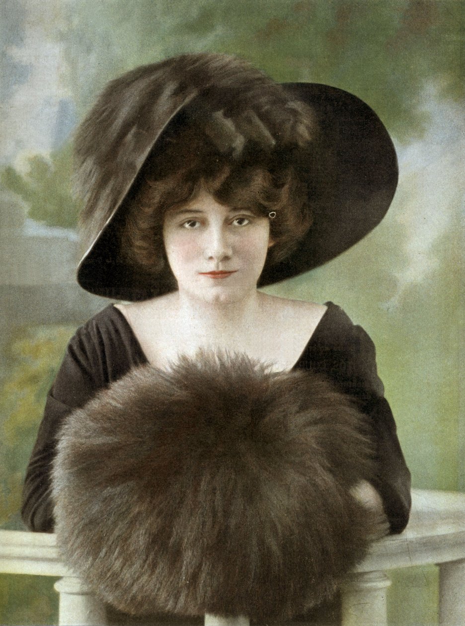 Cora Laparcerie (1875-1951), comediante francesa, foto do jornal francês "Le Theatre" de 1 de janeiro de Unknown photographer
