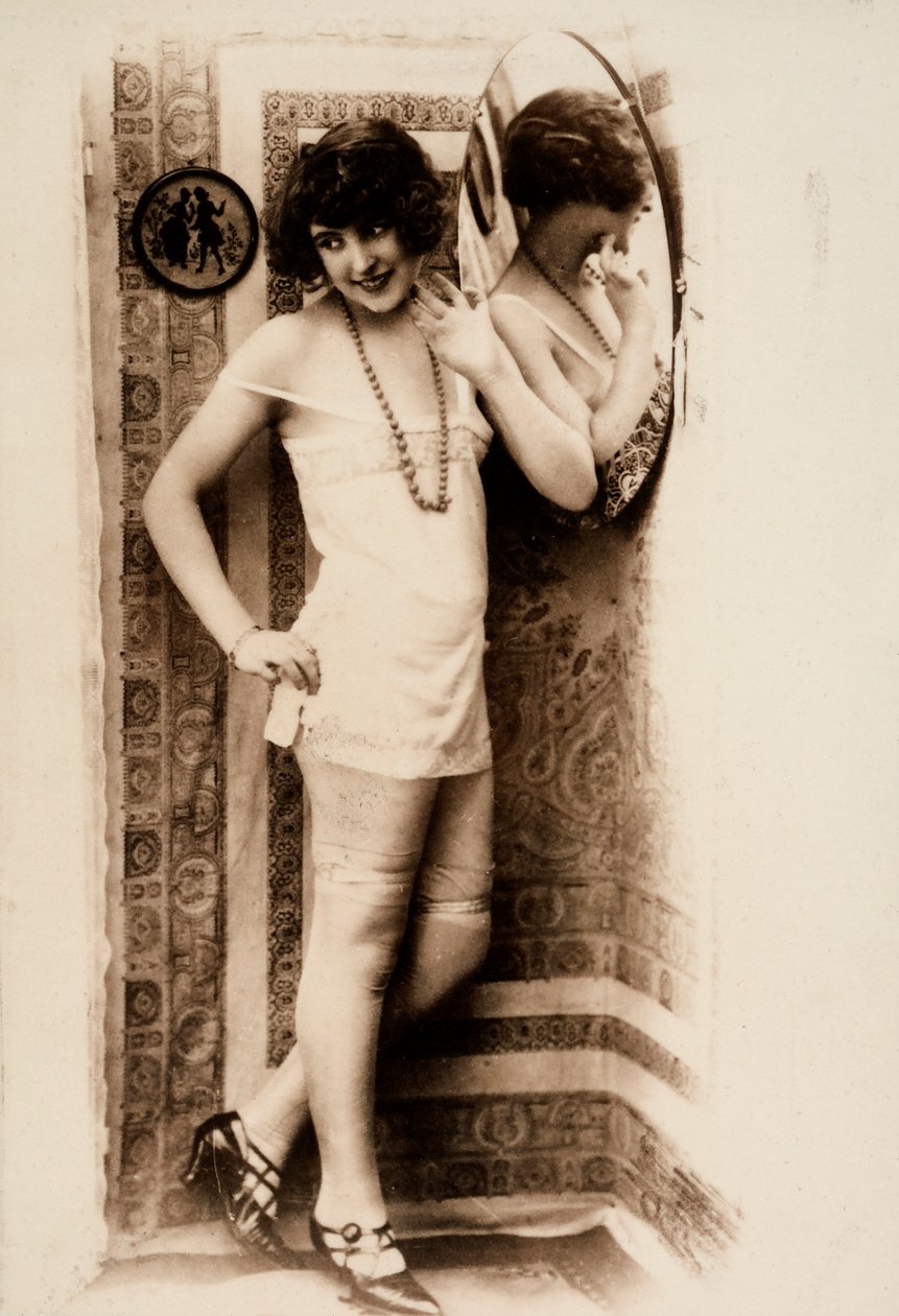 Retrato de corpo inteiro de uma mulher em traje íntimo. de Unknown photographer