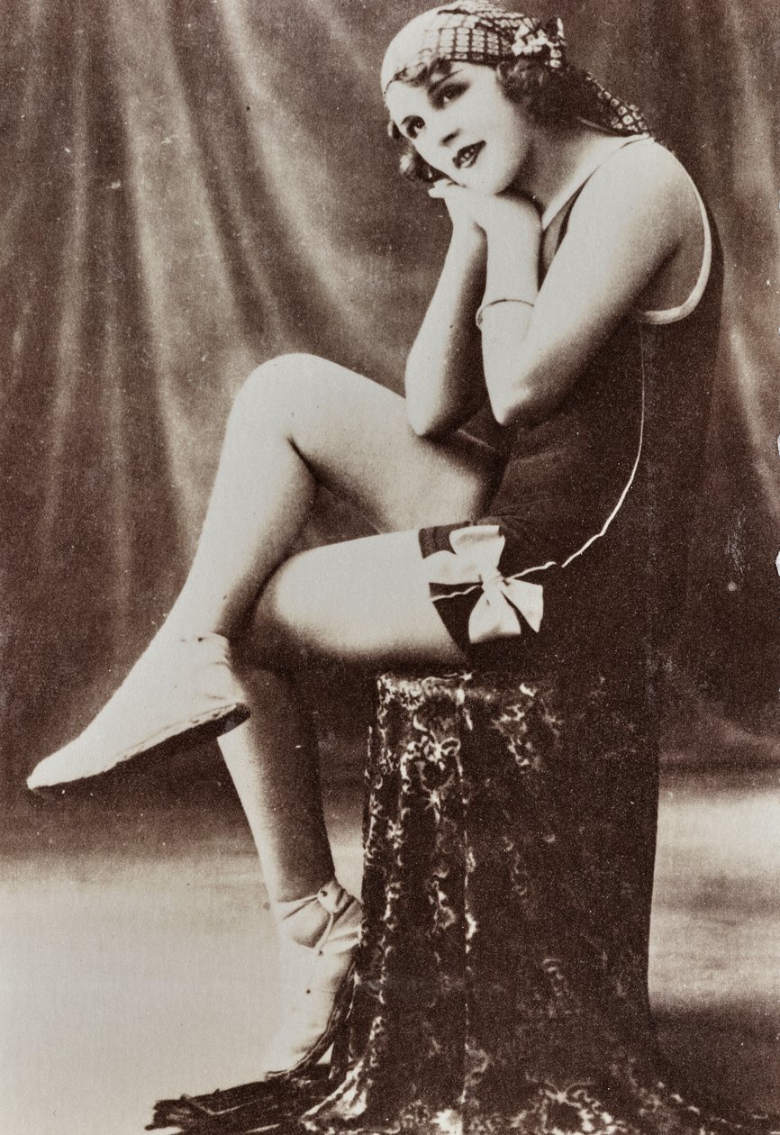 Retrato de corpo inteiro de uma jovem mulher em fato de banho. de Unknown photographer
