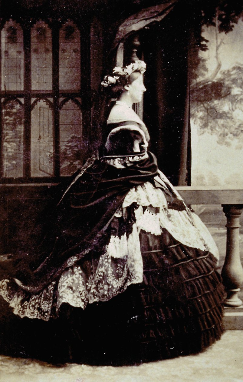 Retrato de corpo inteiro da duquesa de Manchester em vestido de noite de Unknown photographer