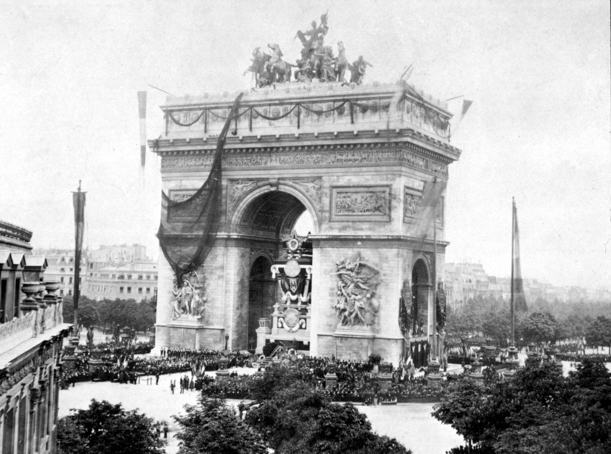 Funeral de Victor Hugo no Arco do Triunfo, Paris, em 01/06/1885 de Unknown photographer