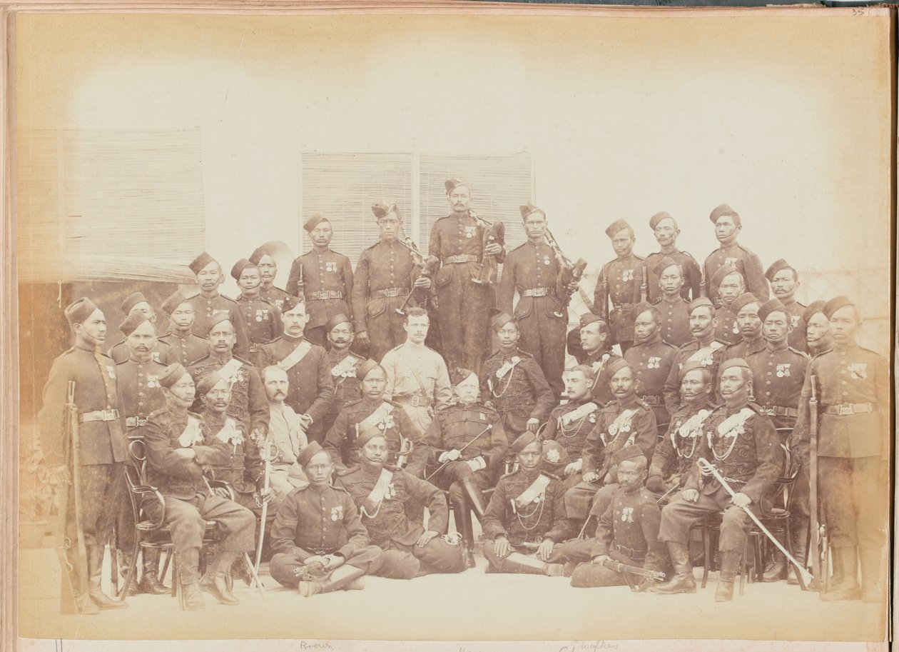 Ghurkha NCOs e Riflemen do 4º Regimento Gurkha (Rifle) de Unknown photographer