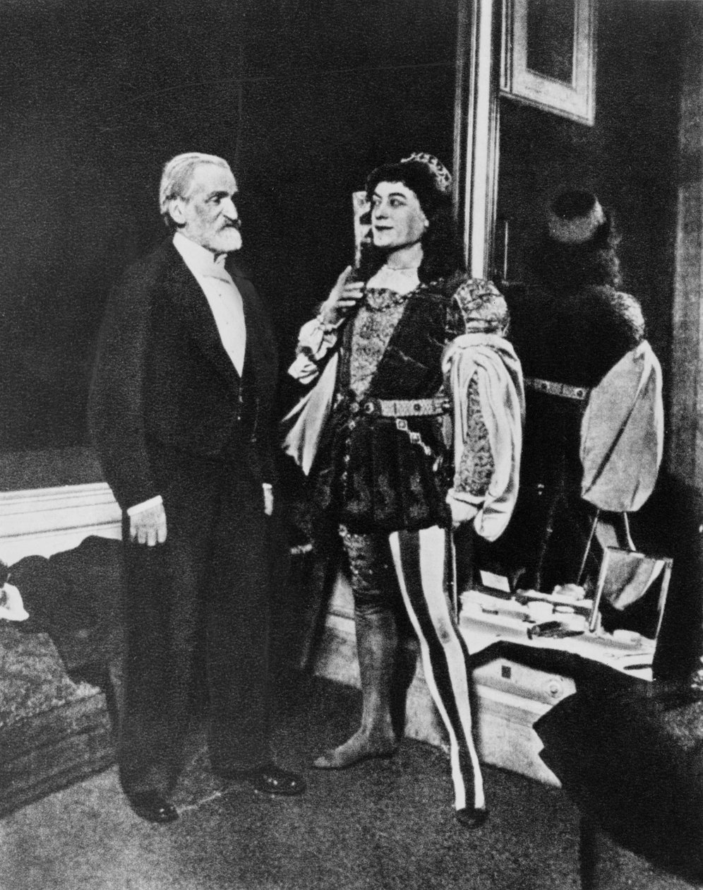 Giuseppe Verdi e Victor Maurel (em Iago), em fevereiro de 1887, no Scala de Milão, após a estréia de Otello. de Unknown photographer