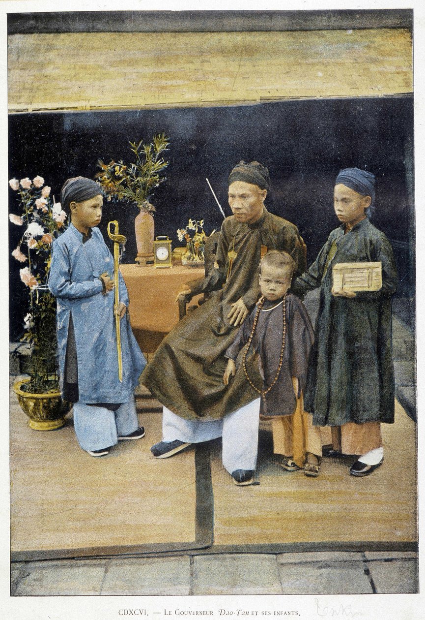 Governador Dao Tan e Seus Filhos, v. 1895, "Ao redor do mundo", final do século XIX. de Unknown photographer