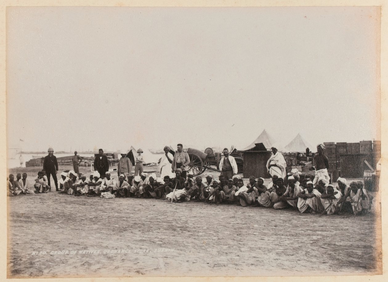 Grupo de nativos, Ordnance Store, Suakin, 1884 por volta de de Unknown