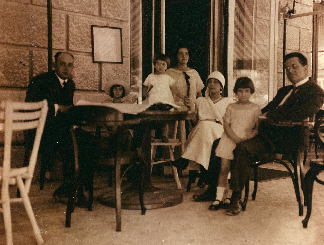 Grupo de pessoas fotografadas num café em Pula de Unknown photographer