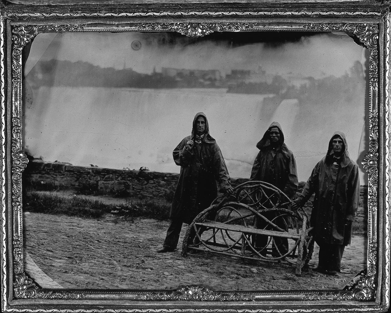 Retrato de grupo nas Cataratas do Niágara, c.1855 (ambrotye de placa inteira) de Unknown photographer
