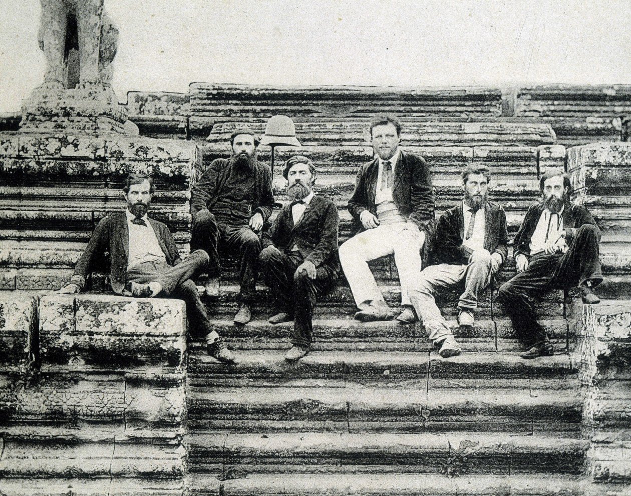 Retrato de grupo de membros da Expedição de Exploração Mekong 1866-1868 (Garnier, Doudart de Lagrée) nos degraus da cuba Angkor. de Unknown photographer