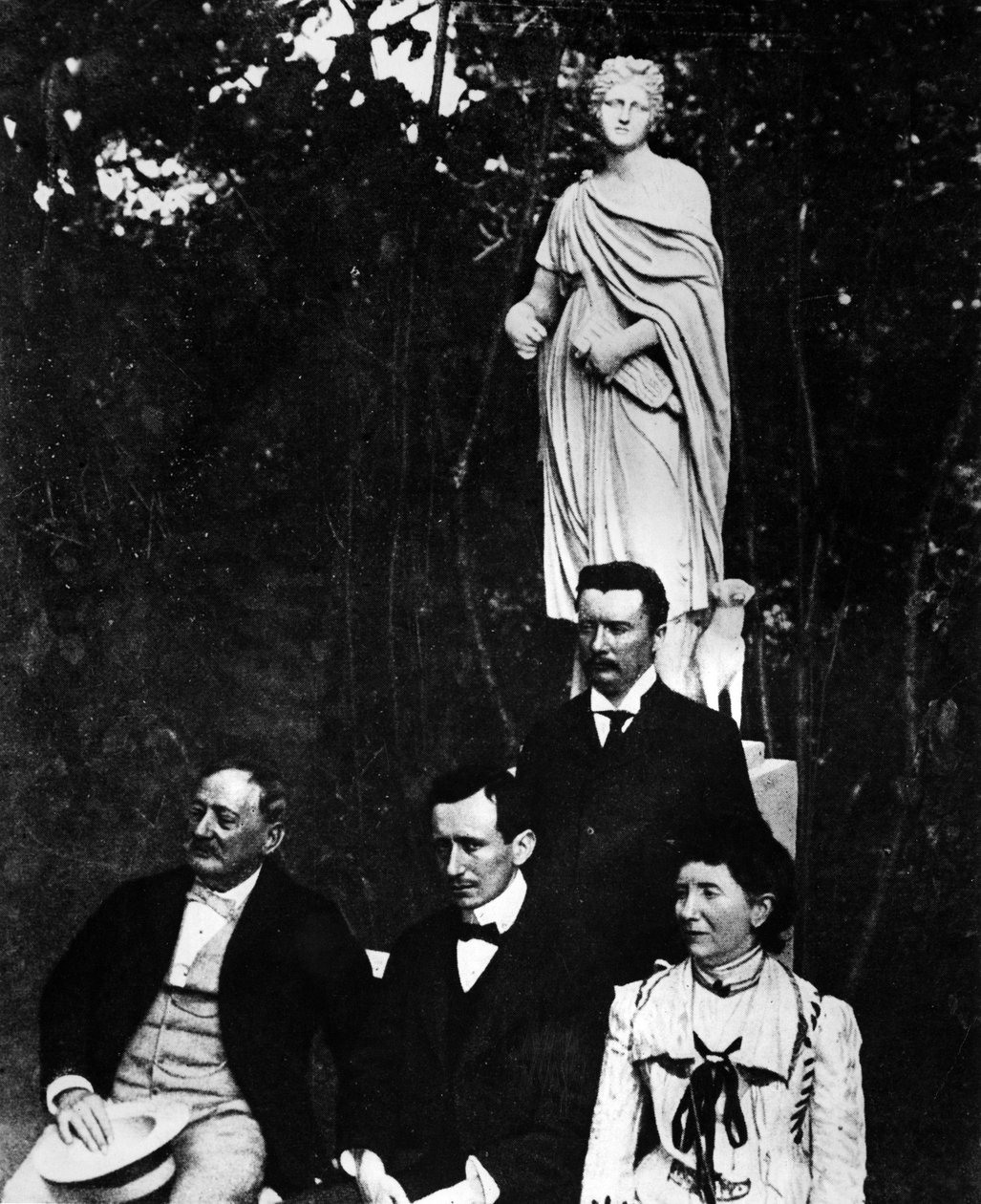 Guglielmo Marconi (1874-1937), físico e inventor italiano com seus pais e irmão Alfonso em Pontecchio em 1897. de Unknown photographer