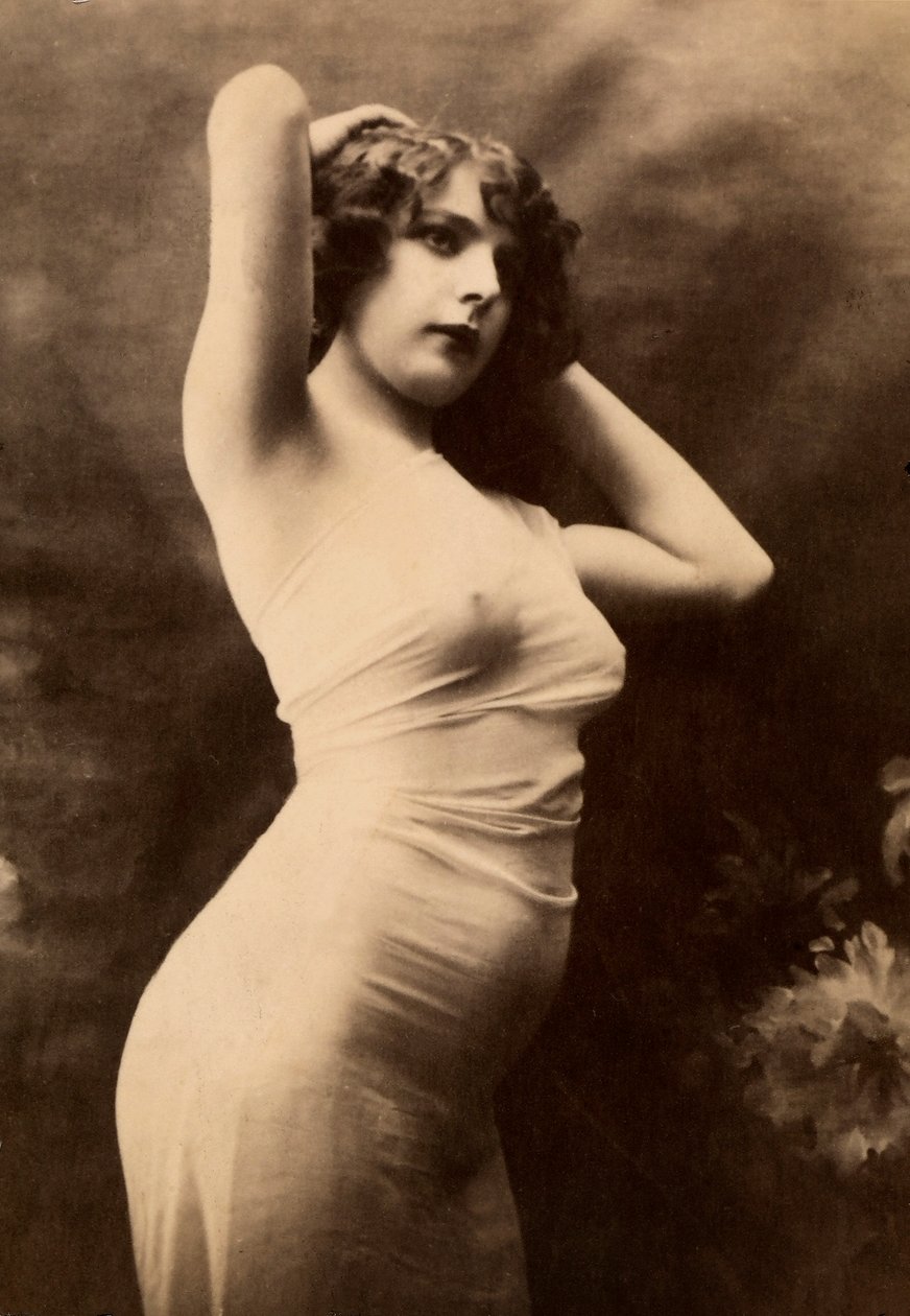 Retrato a meio comprimento, de perfil, de uma jovem mulher em traje transparente. de Unknown photographer