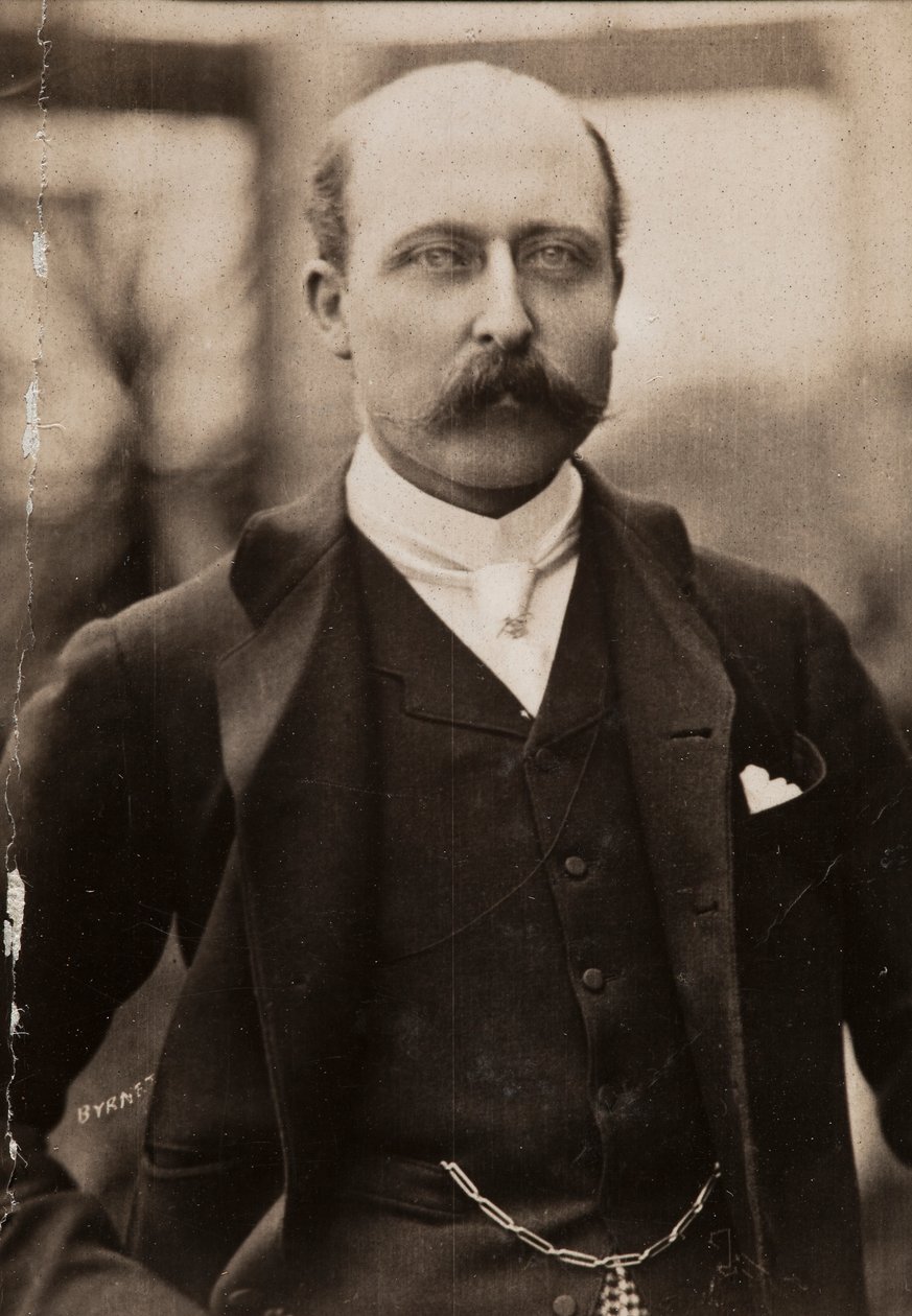 Retrato a meio corpo do Duque Arthur William Connaught, filho da Rainha Vitória da Grã-Bretanha de Unknown photographer
