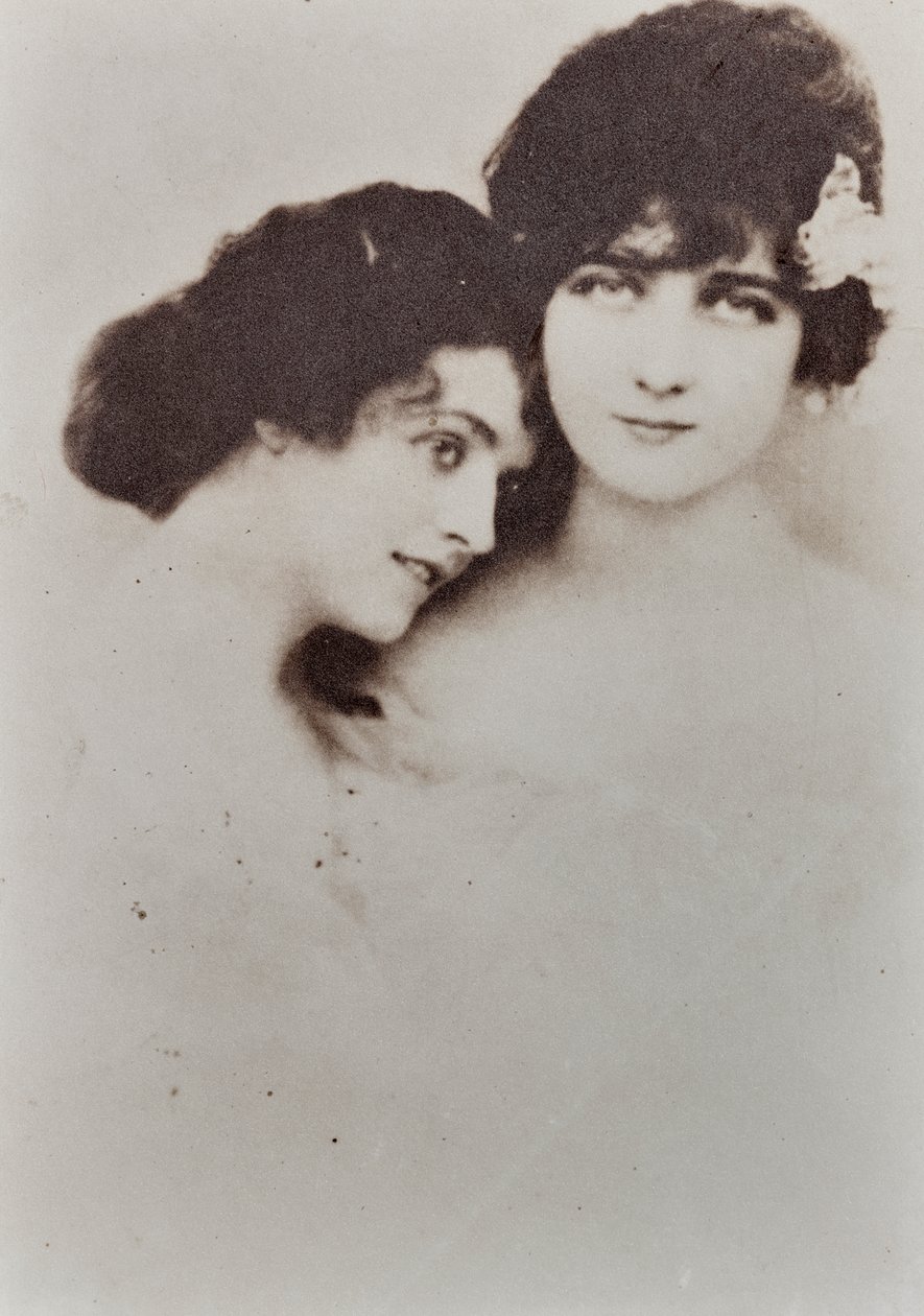 Retrato a meio comprimento de duas jovens numa pose afectuosa. de Unknown photographer