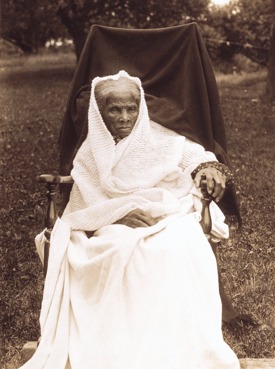 Harriet Tubman, retrato de corpo inteiro, sentado na cadeira, de frente para a frente, provavelmente em sua casa em Auburn, Nova York de Unknown photographer