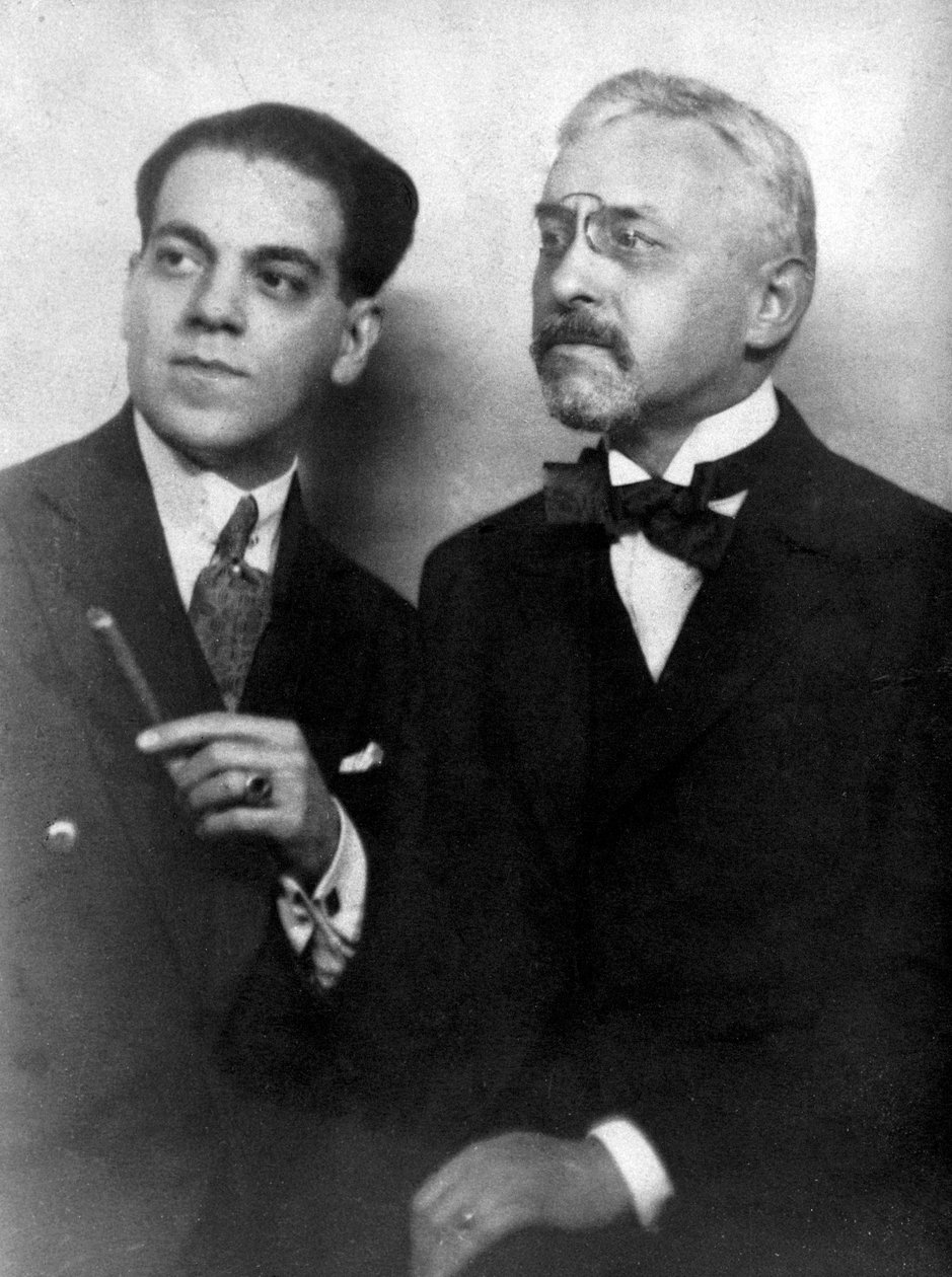 Heitor Villa-Lobos (1887-1959), compositor brasileiro, com o compositor francês Florent Schmitt (1870-1958) de Unknown photographer
