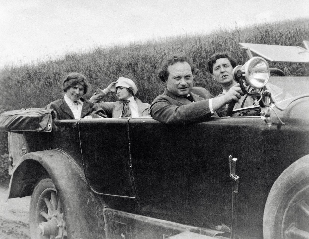 Helene Berg, Alma Mahler, Franz Werfel e Alban Berg fotografados num automóvel de Unknown photographer