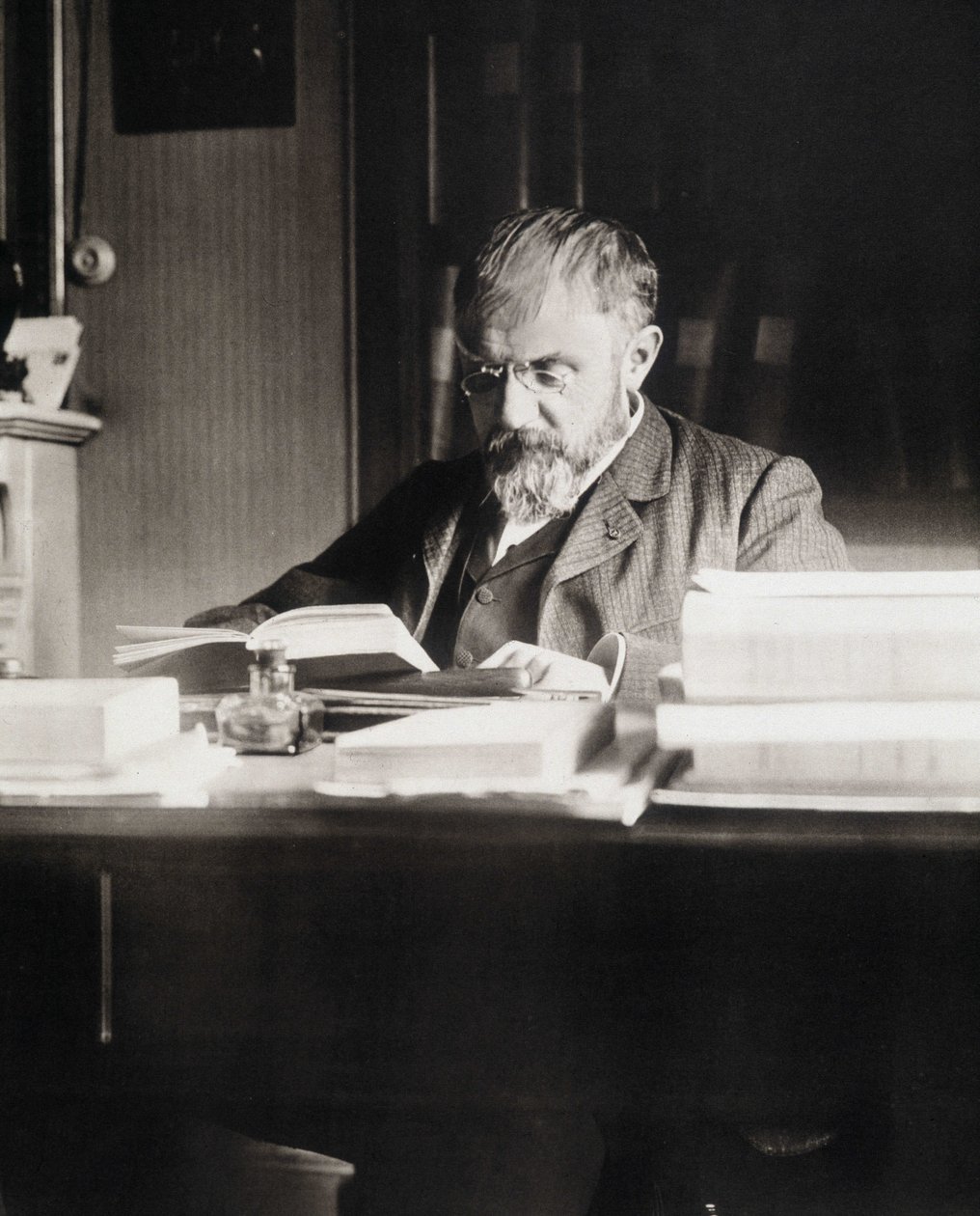 Henri Poincaré na sua mesa de trabalho - Bibl. de l
