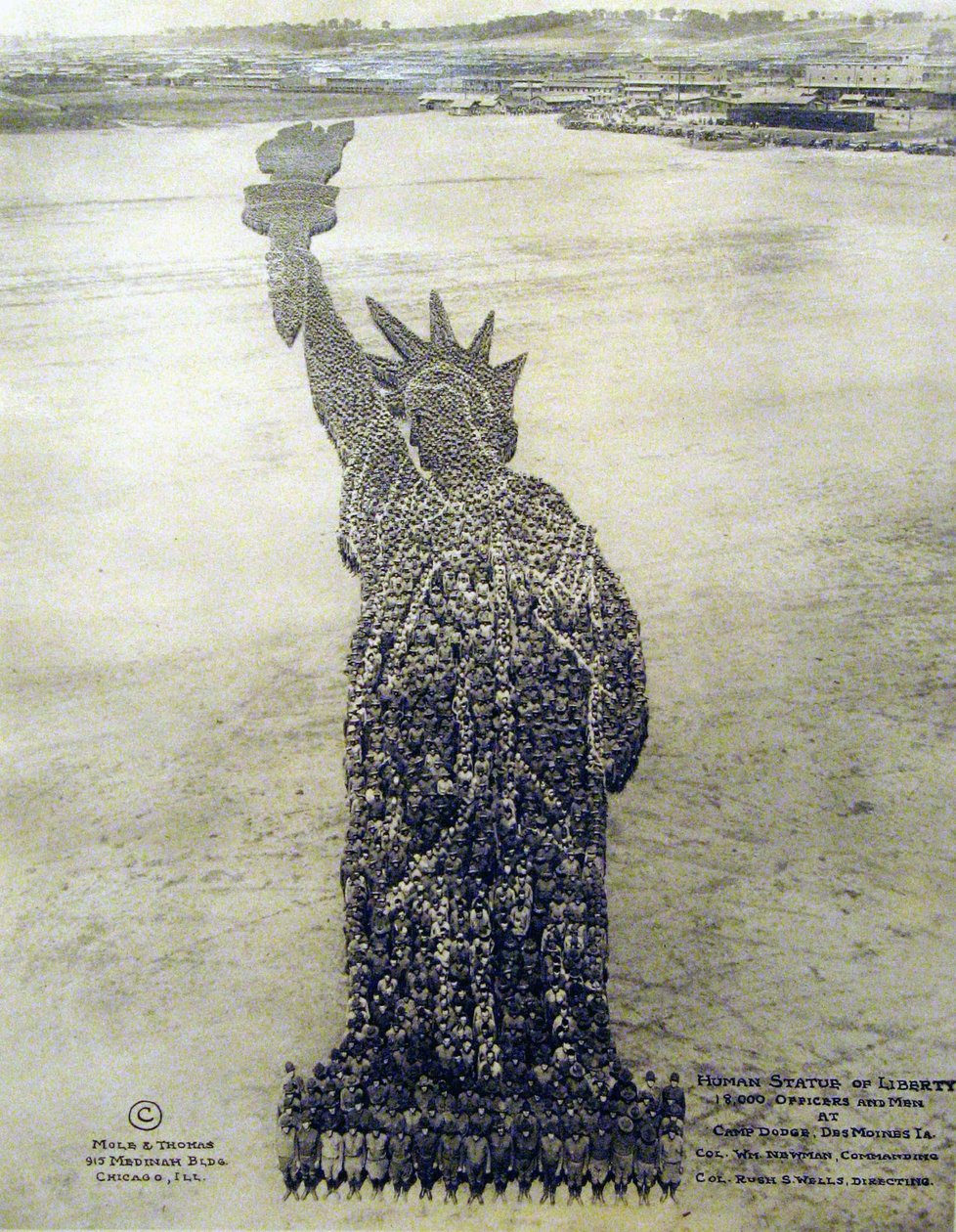 Estátua da Liberdade humana formada por soldados americanos de Unknown photographer