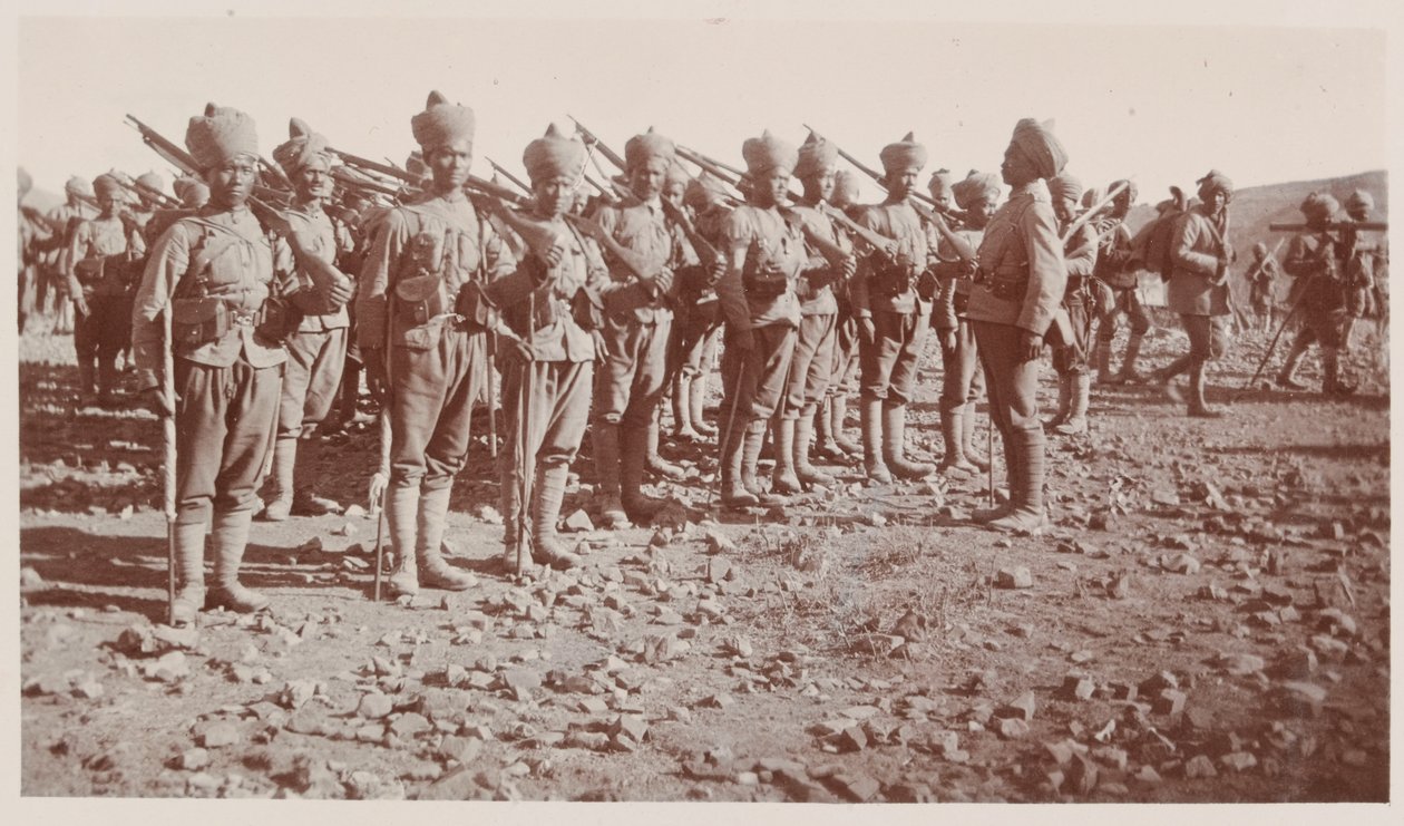Soldados do Exército indiano desfilam durante operações no Waziristão de Unknown photographer