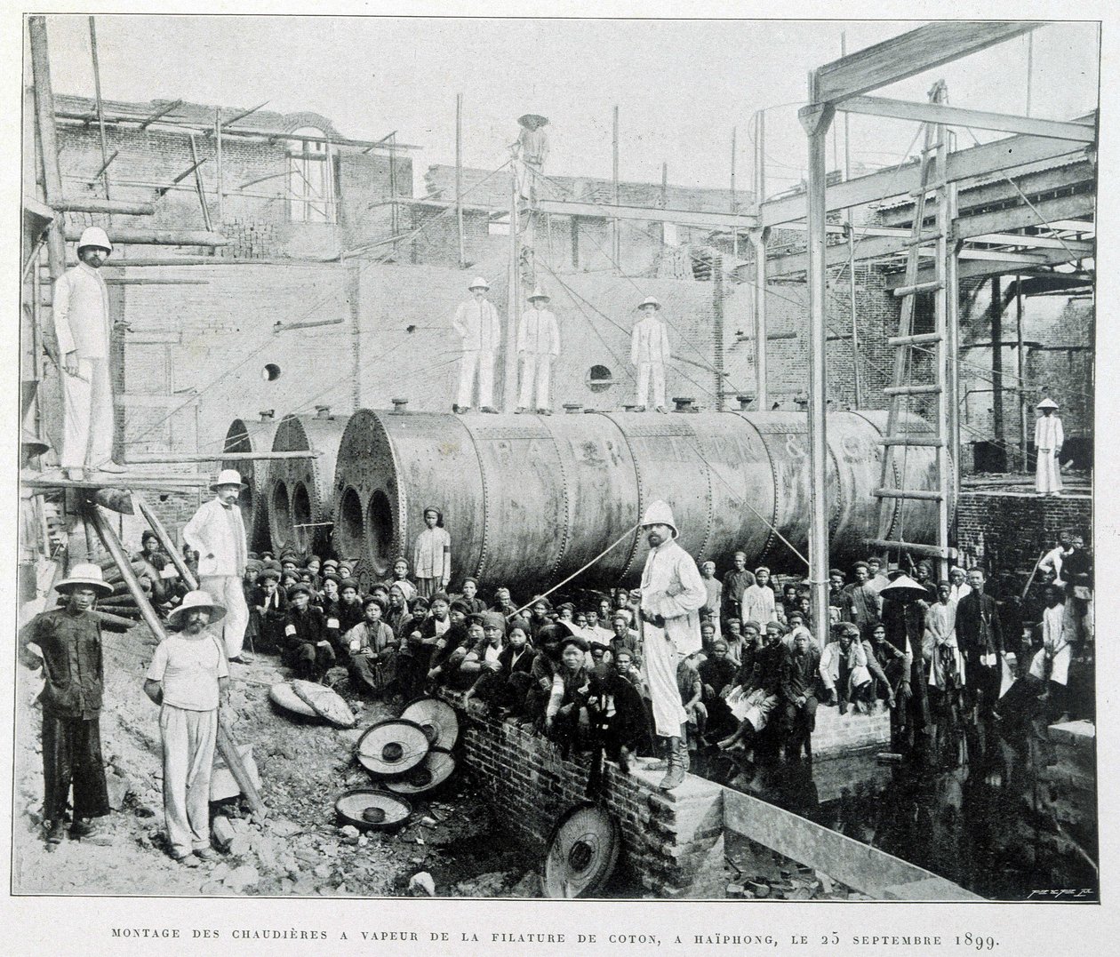 Instalação de caldeiras a vapor de algodão Haiphong fiado em 25/9/1899 - em "Le Tonkin en 1900" de Robert Dubois. de Unknown photographer