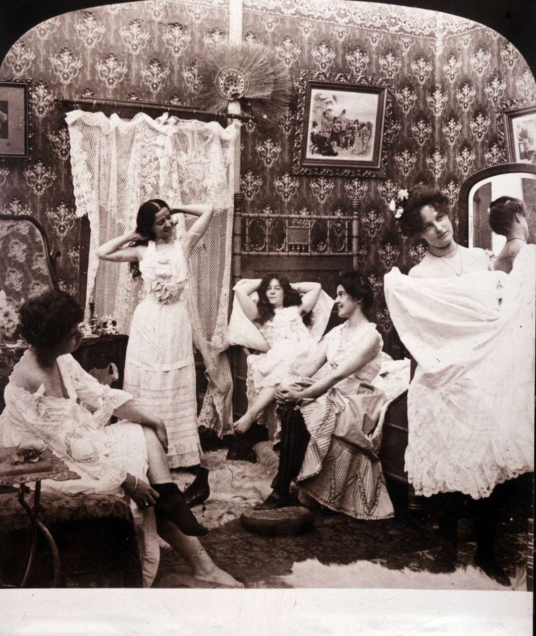 Interior de um bordel no final do século XIX. de Unknown photographer