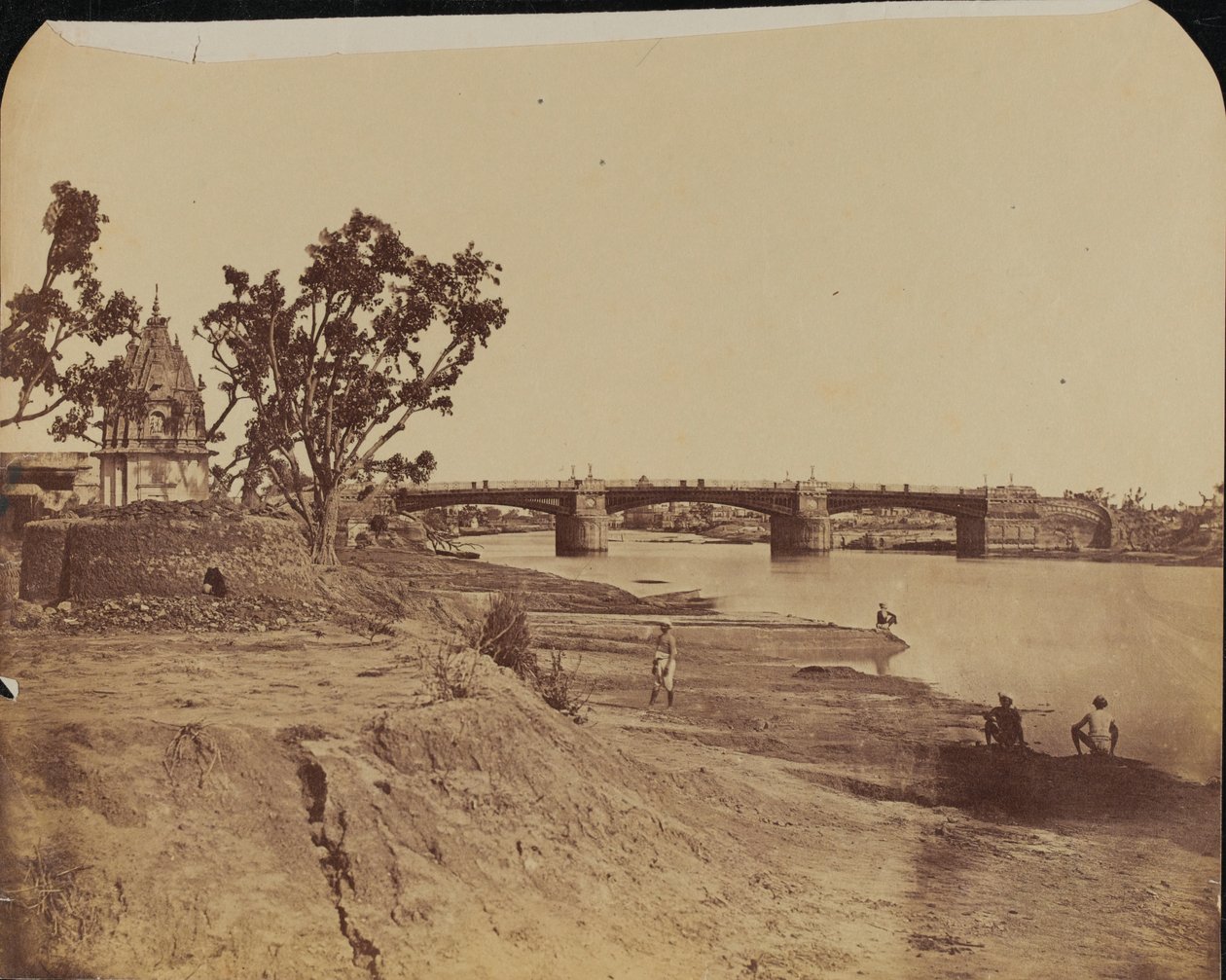 Ponte de ferro com pilares de pedra, com civis em primeiro plano, Rio Gumti, Lucknow de Unknown photographer