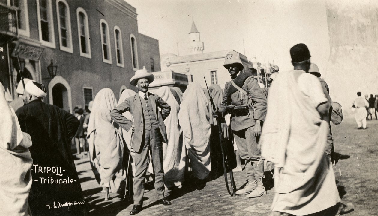 Italo Guerra Turca, tripolitania, povo e soldados perante o tribunal de Unknown photographer