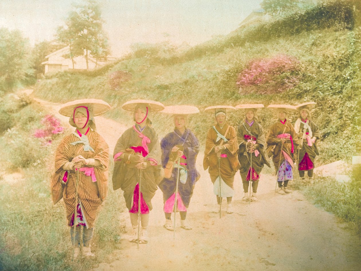 Mulheres japonesas. Sete mulheres japonesas em fila numa estrada rural. Japão, cerca de 1910. de Unknown photographer