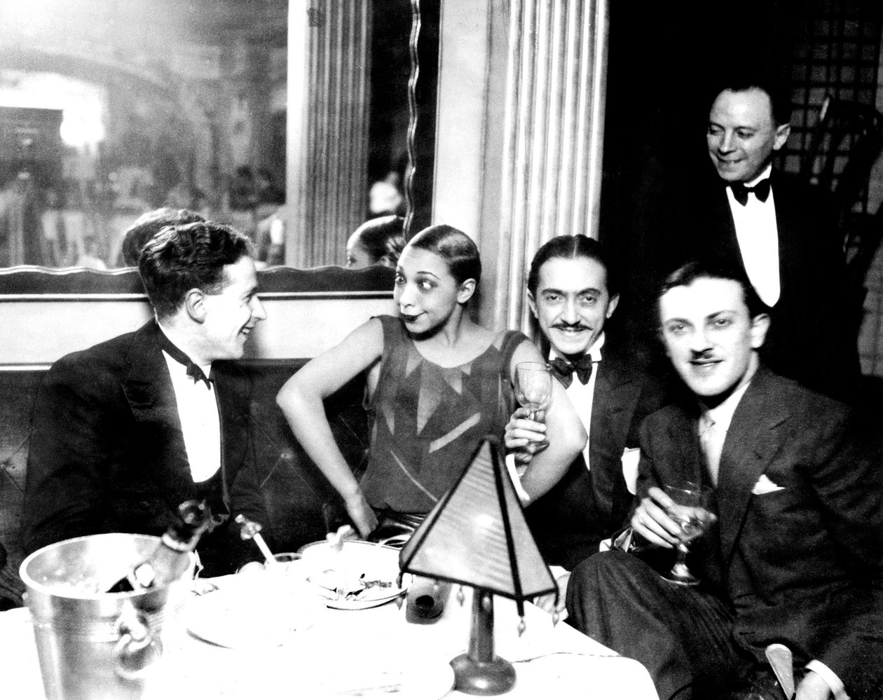 Josephine Baker com Georges Simenon e o seu noivo Guiseppe Abatino, Restaurante Chez Josephine, c.1928 (fotografia a preto e branco) de Unknown photographer