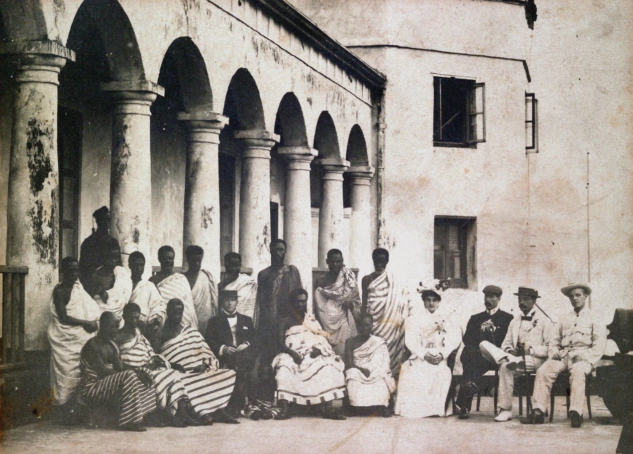 Rei Prempeh e corte com Dr de Groot e Sra de Groot no castelo da Costa de Ouro de Unknown photographer