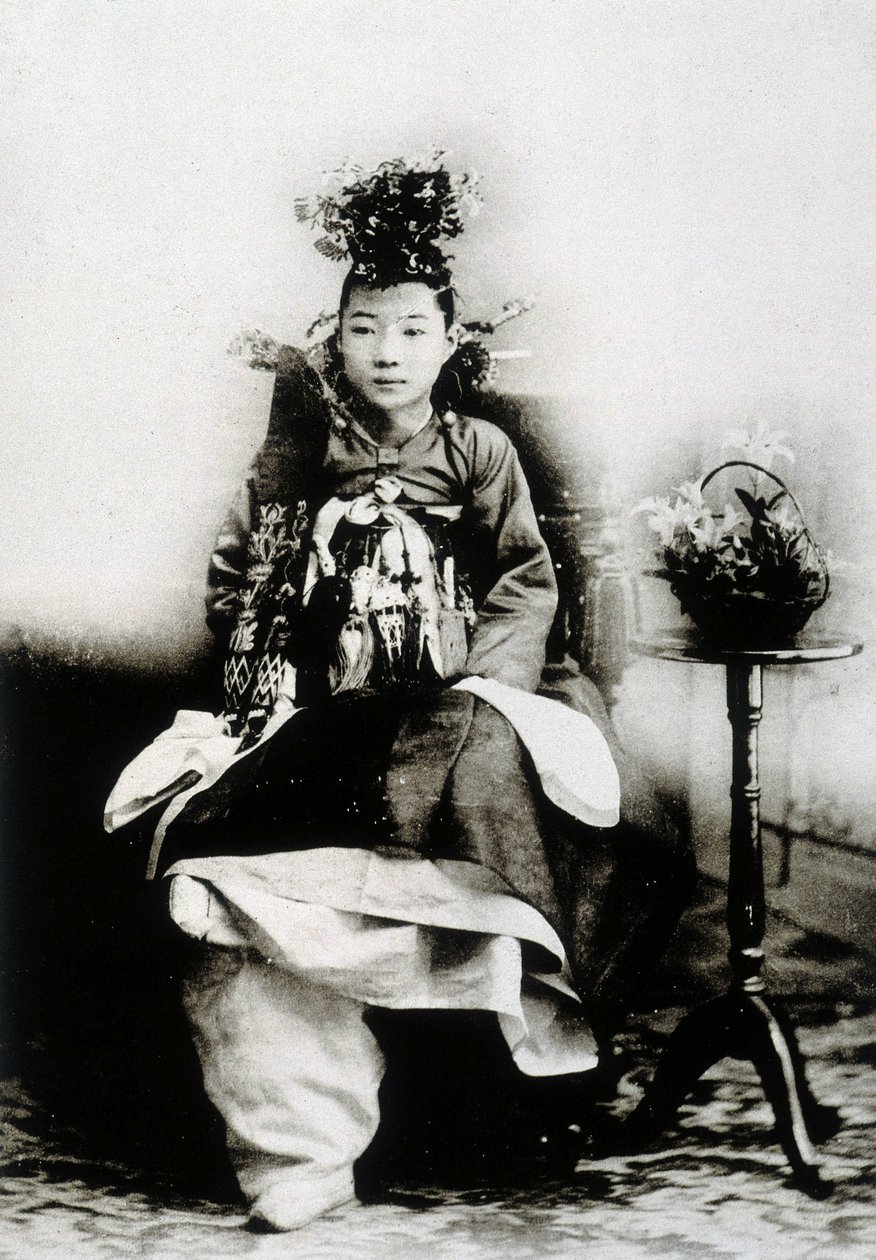 Mulher coreana em vestido de noiva tradicional de Unknown photographer