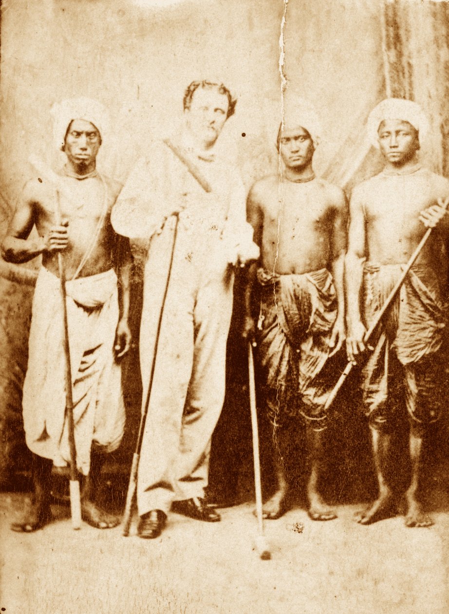 Tenente Joseph Sherer, Assistente do Superintendente de Cachar, com seus portadores, Manipur, 1861 por volta de de Unknown