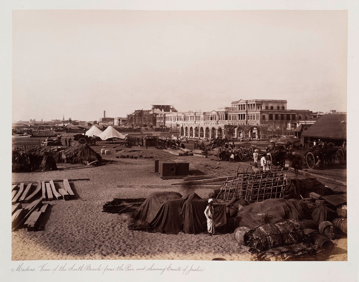 Madras Vista da Praia Sul do Cais e mostrando os Tribunais de Justiça, c.1885 (foto sépia) de Unknown photographer