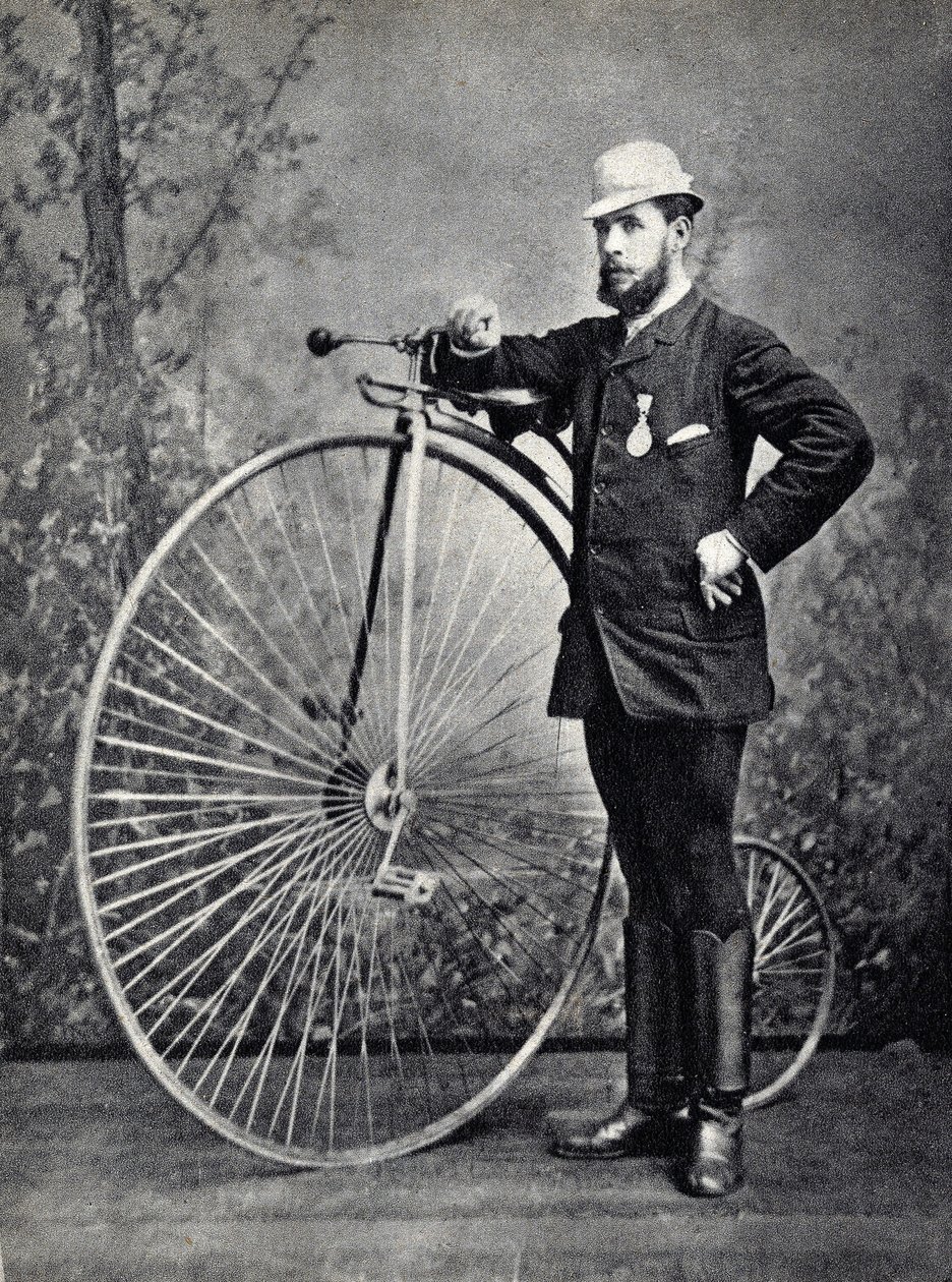 Homem posando com o grande bi (grand bi), o ancestral do velocipede. Fotografia, final do século XIX, Paris. Coll. Selva. de Unknown photographer
