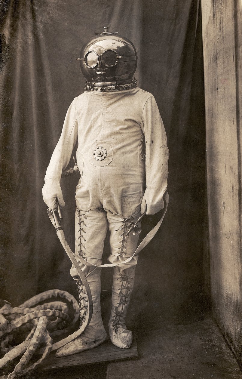 Homem com fato de mergulho para o proteger do fogo de Unknown photographer