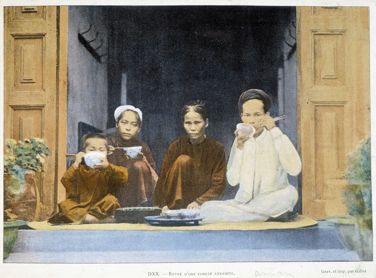 Refeição de uma família Annamite, v. 1895, "À volta do Mundo", final do século XIX. de Unknown photographer
