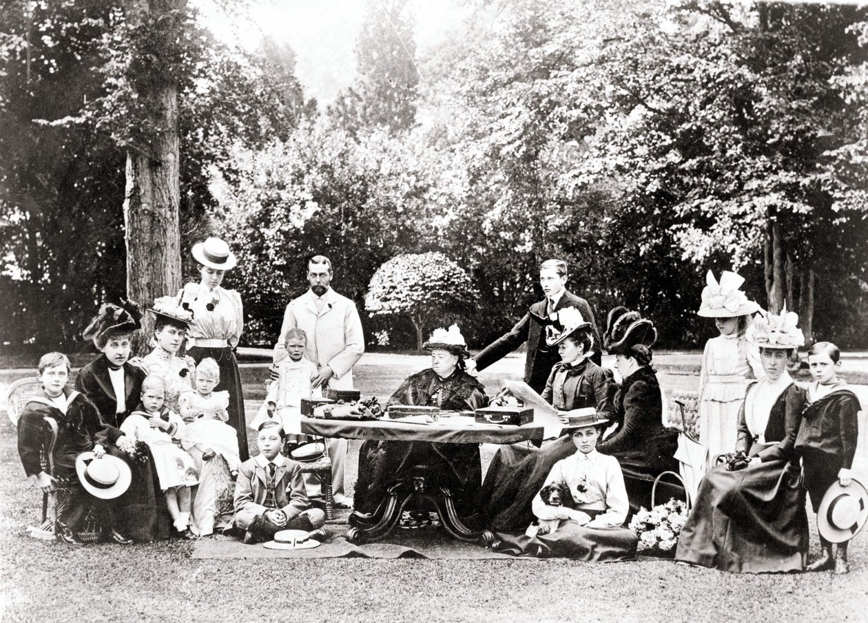 Membros da Família Real Britânica, incluindo o Rei George V, o Rei Edward VIII em torno da Rainha Victoria numa festa no jardim. Fotografia entre 1895 e 1901. de Unknown photographer