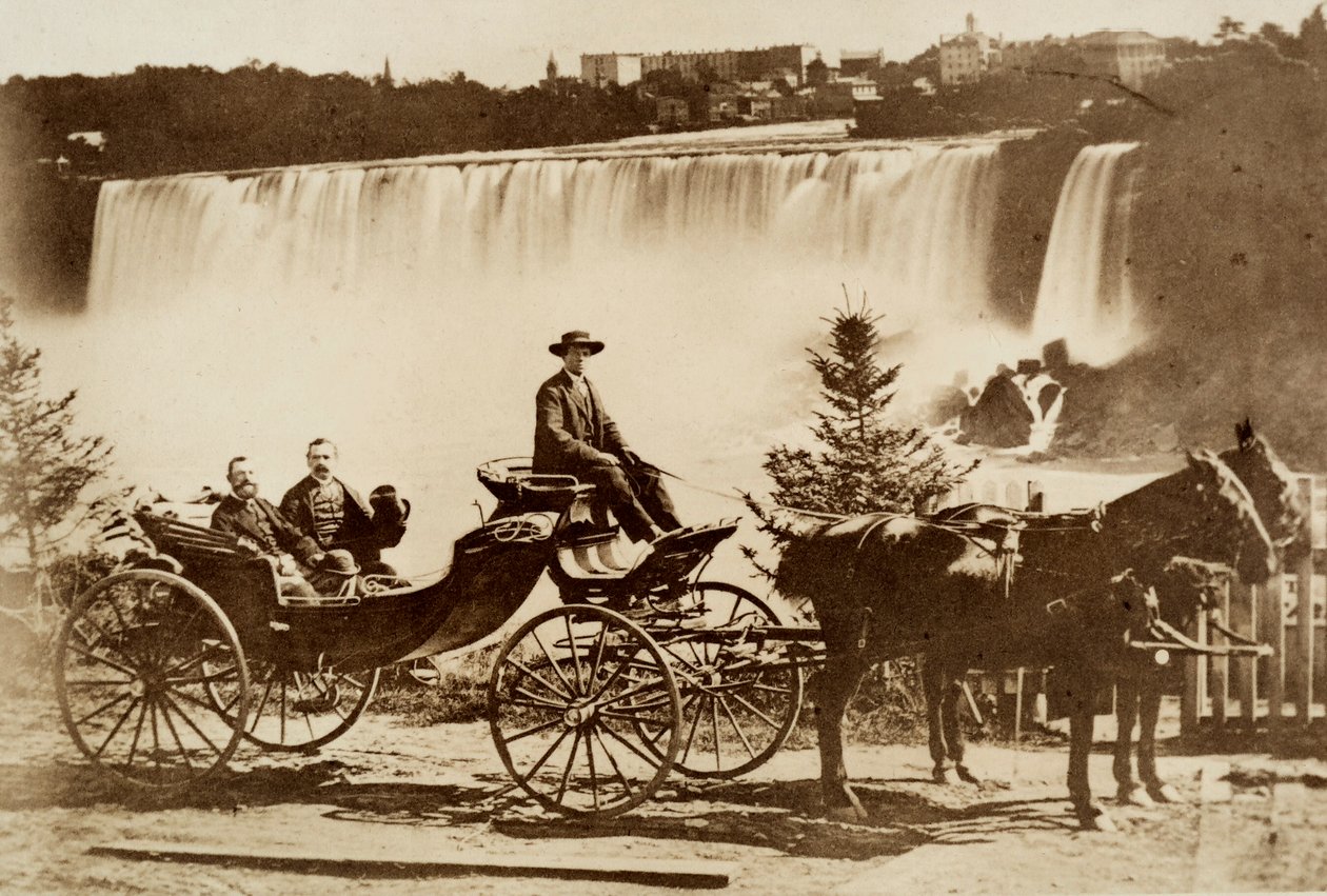 Homens numa carruagem pararam perto de uma cascata. de Unknown photographer