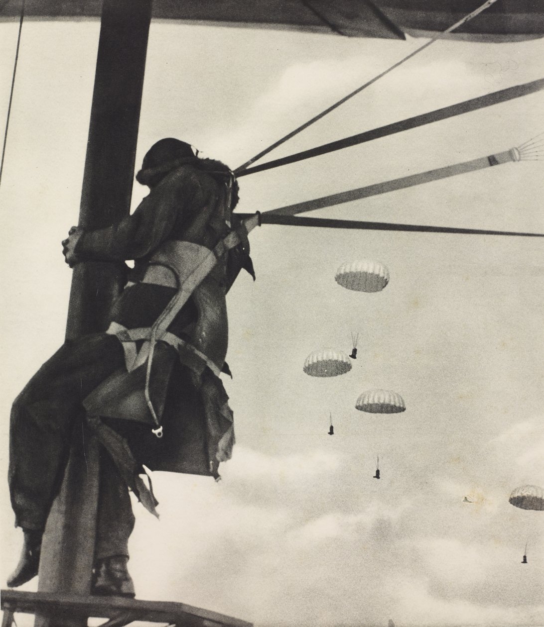 Momento antes da queda, aviador da RAF pronto para deixar o avião de para-quedas, fotografia do Illustrated London News, 29 de junho de Unknown photographer