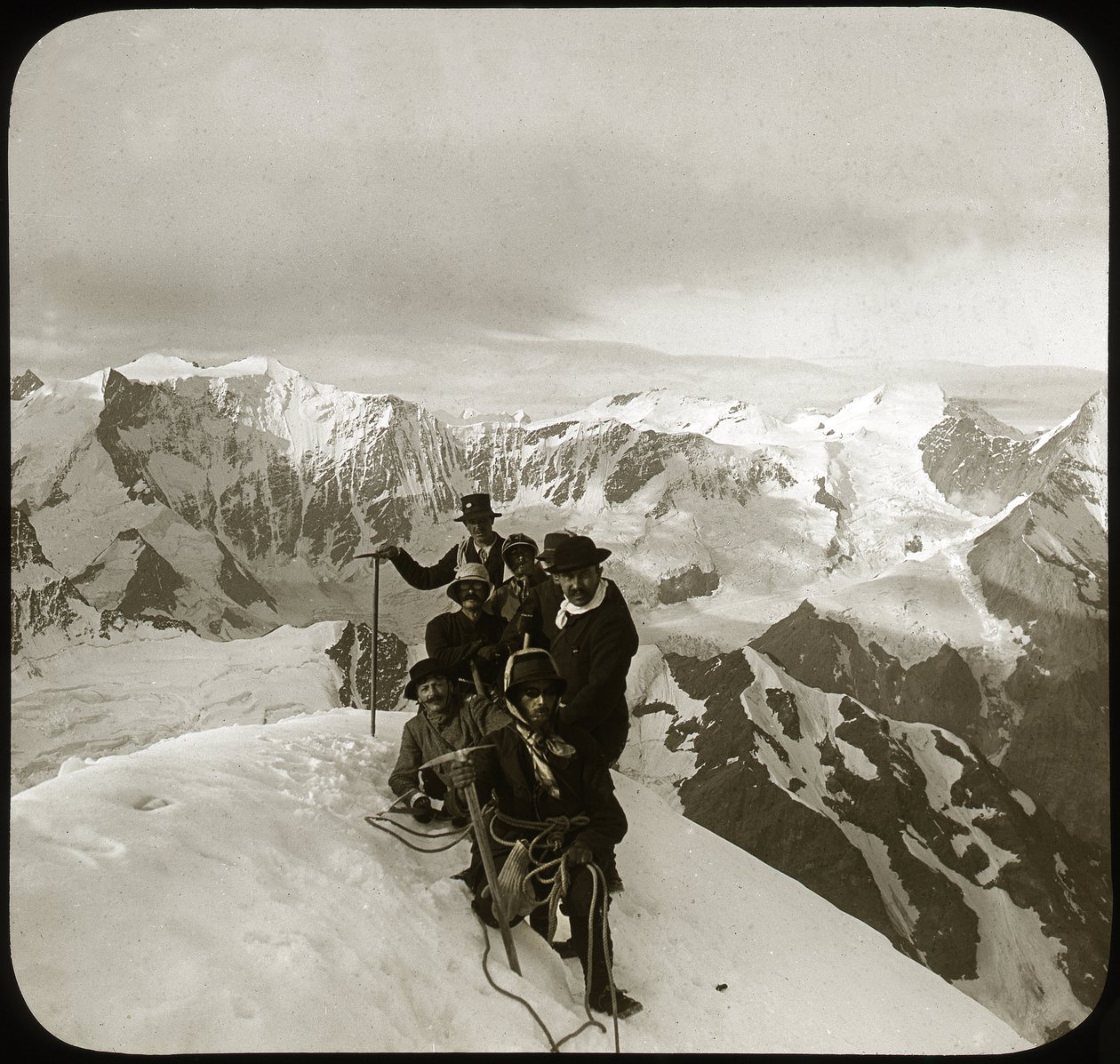 Montanhismo no final do século XIX ou início do século XX: grupo de montanhistas no cume do Wetterhorn (literalmente "Corno do Tempo", 3,692 m), cume do maciço de Wetterhorner, Alpes Berneses, Cantão de Berna, Suíça - escalada, cordeiro - fotog de Unknown photographer